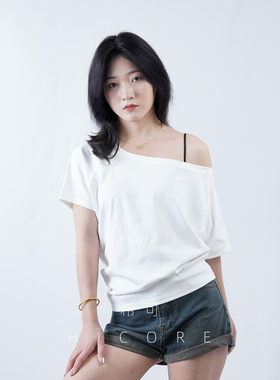 宽松韩版露肩短袖t恤女夏季2026新款上宽下窄收腰显瘦斜肩上衣