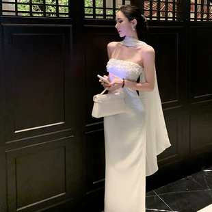 白色连衣裙女冬季高级感名媛宴会晚礼服重工亮片缎面抹胸包臀长裙