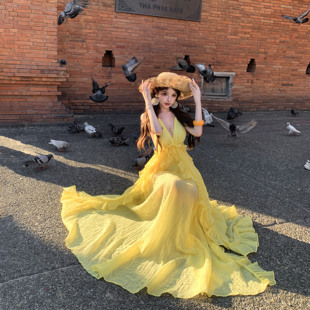 泰兰德清迈海边度假风拍照名媛气质挂脖多巴胺黄色露背长裙连衣裙