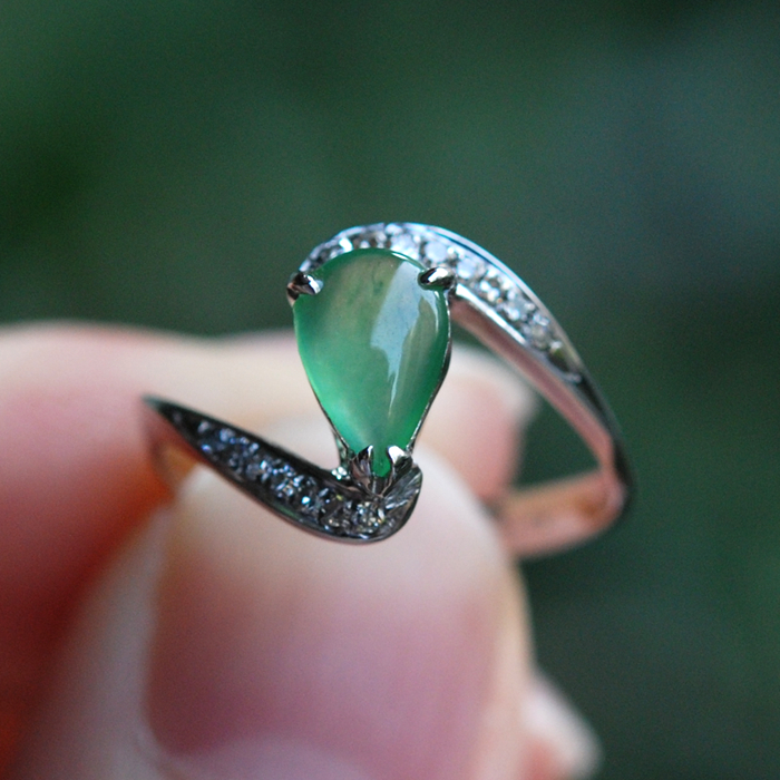 就是一样烟火玻璃种翡翠戒指辣阳