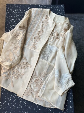 章海燕金银丝刺绣百分百桑蚕丝落肩宽圆领衬衫上衣