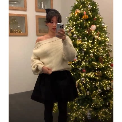 秒发！凹造型b入25冬韩国设计师far*en气质不对称斜露肩纽扣毛衣
