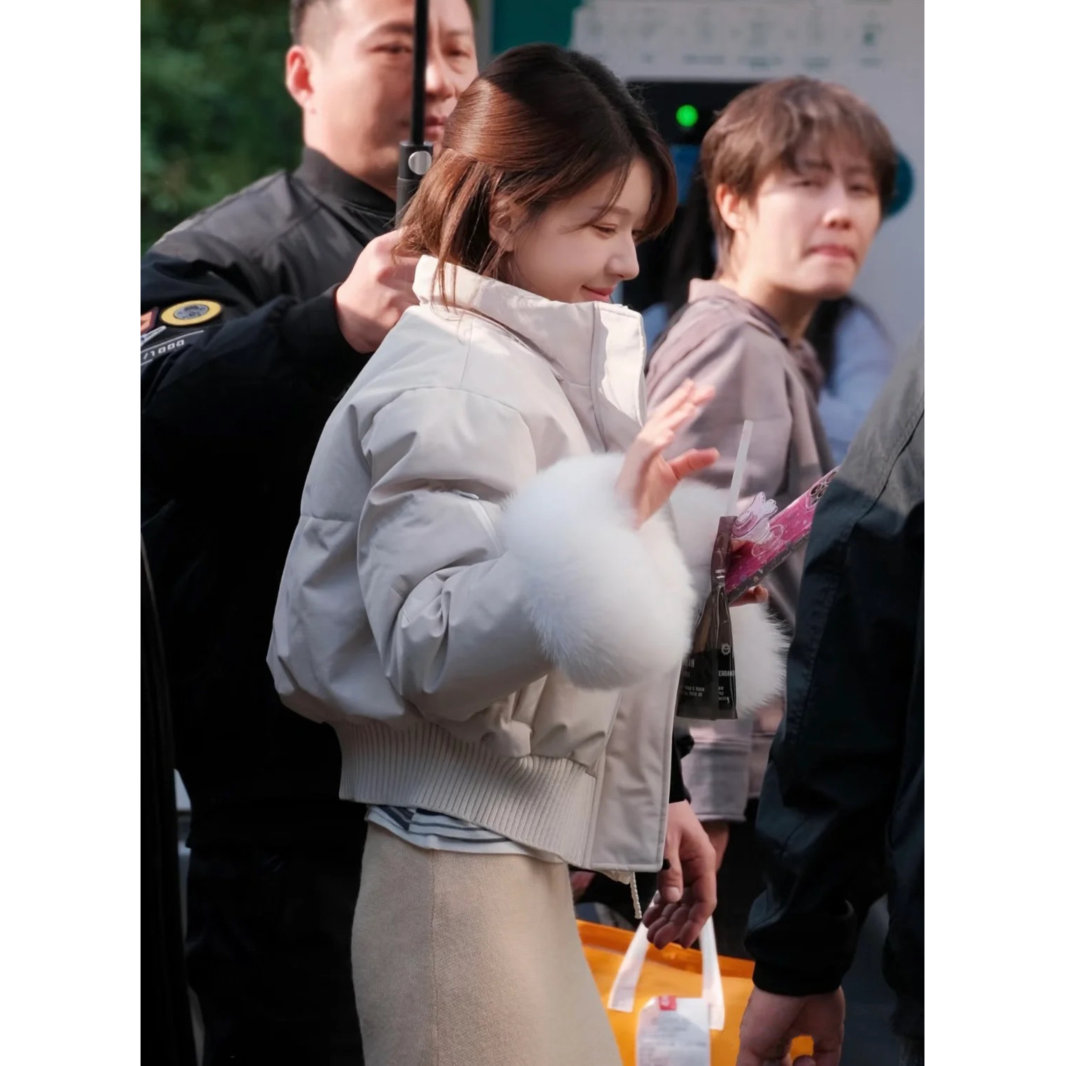 陆续！赵露思同款短款羽绒服韩国25冬新品新国标90鸭绒连帽外套女