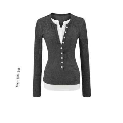 今年流行的假两件上衣灰色针织衫