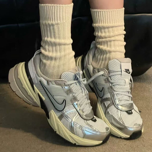 耐克/Nike V2k Run 白银经典时尚舒适低帮休闲运动鞋 FD0736-100