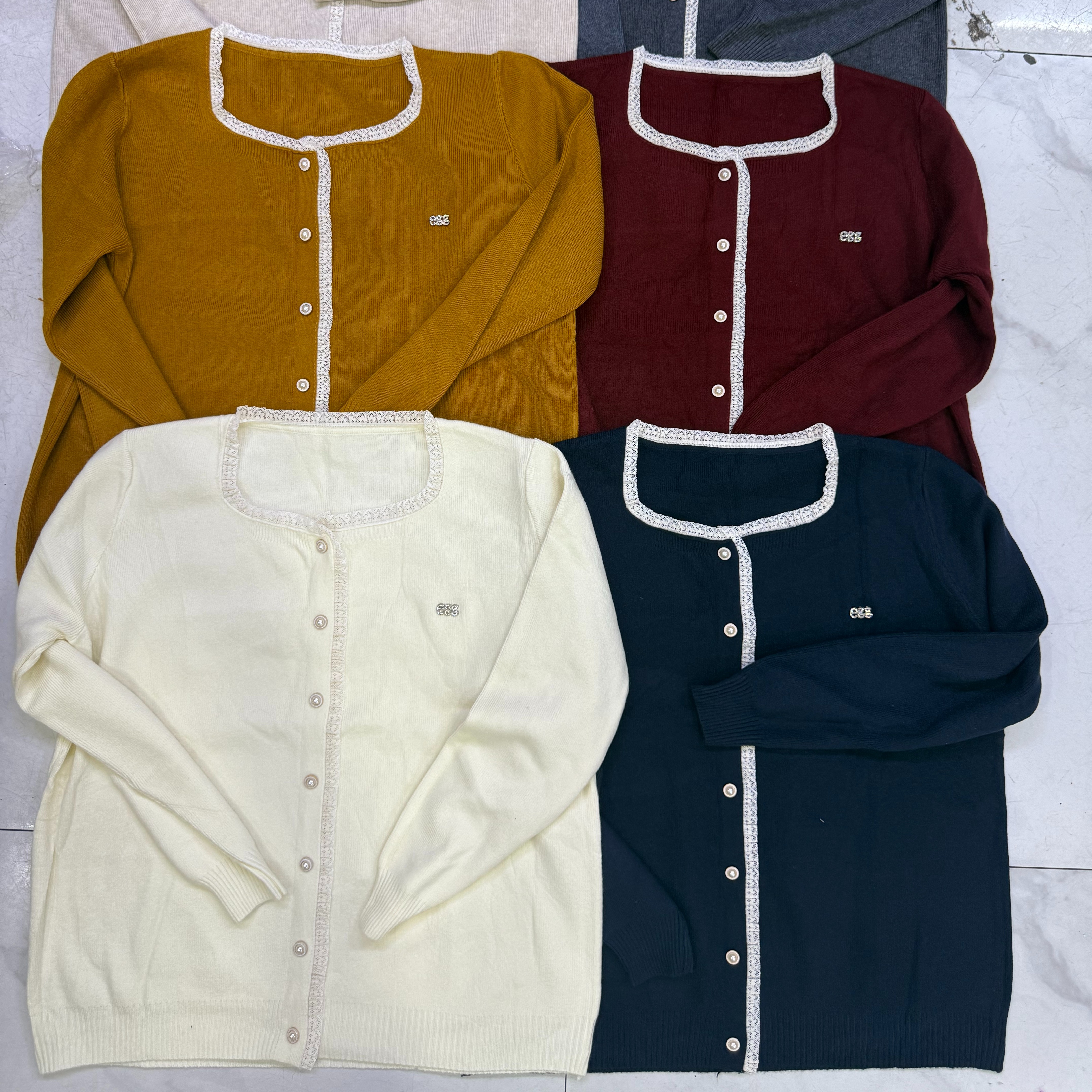 方领蕾丝边字母休闲大版显瘦上衣