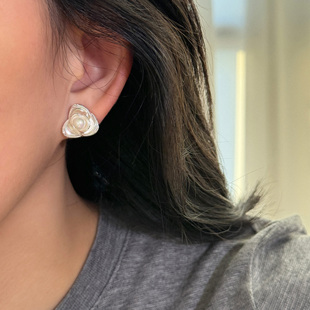 FLOAT浮漾小香风立体山茶花珍珠耳钉女高级清冷感复古耳环耳夹