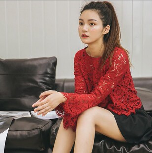 蕾丝打底衫女长袖春秋新款韩版透视镂空红色喇叭袖t恤圆领上衣女
