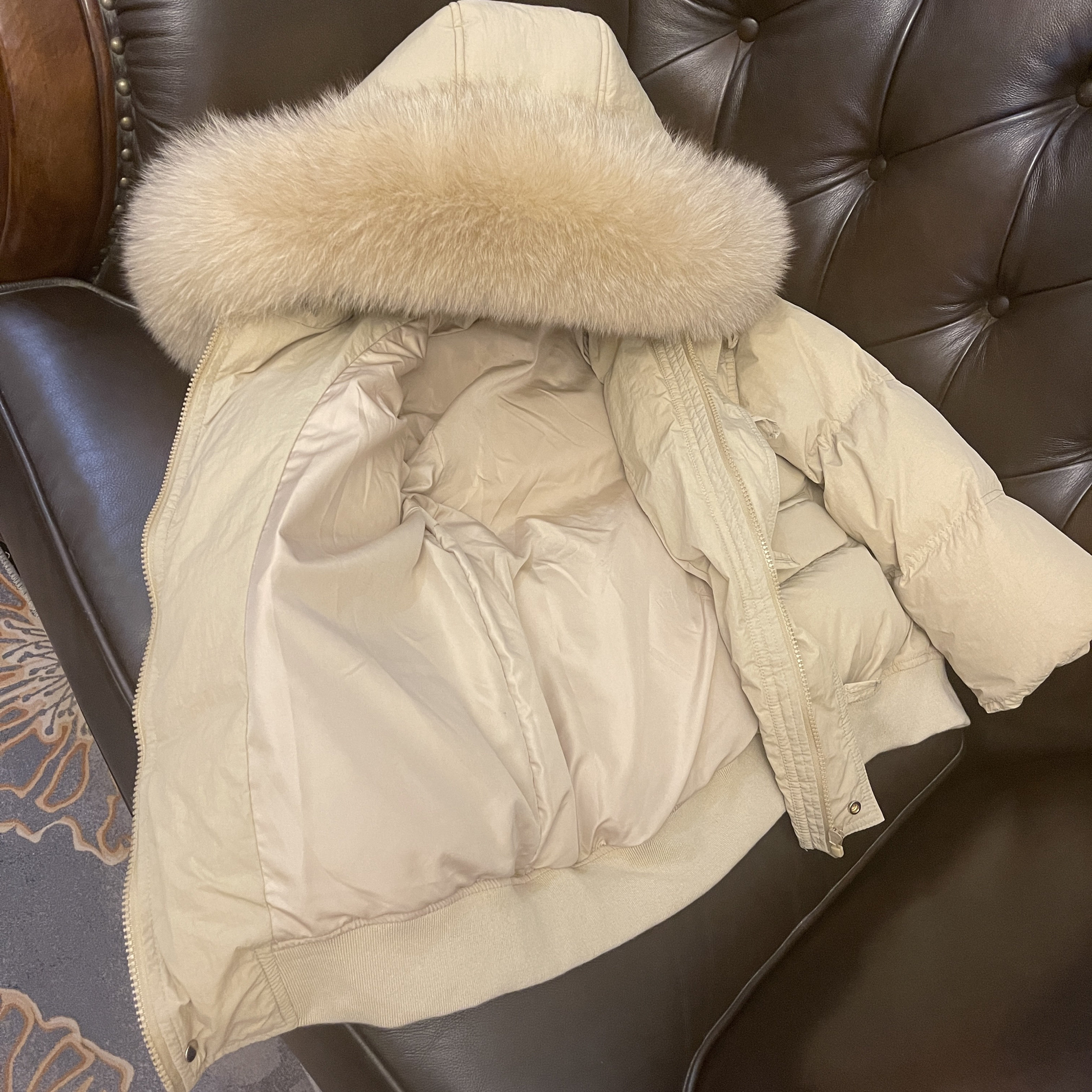 羽绒服女短款连帽大狐狸毛领宽松显瘦白鸭绒冬季保暖时尚洋气外套