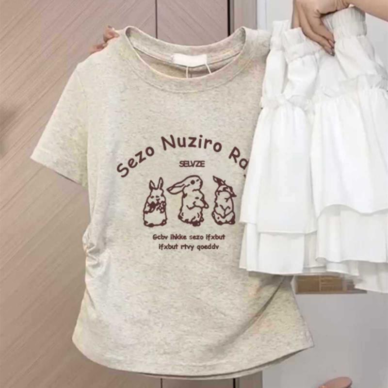 正肩灰色短袖T恤女夏季2025新款設(shè)計(jì)感掐腰修身顯瘦印花正肩上衣