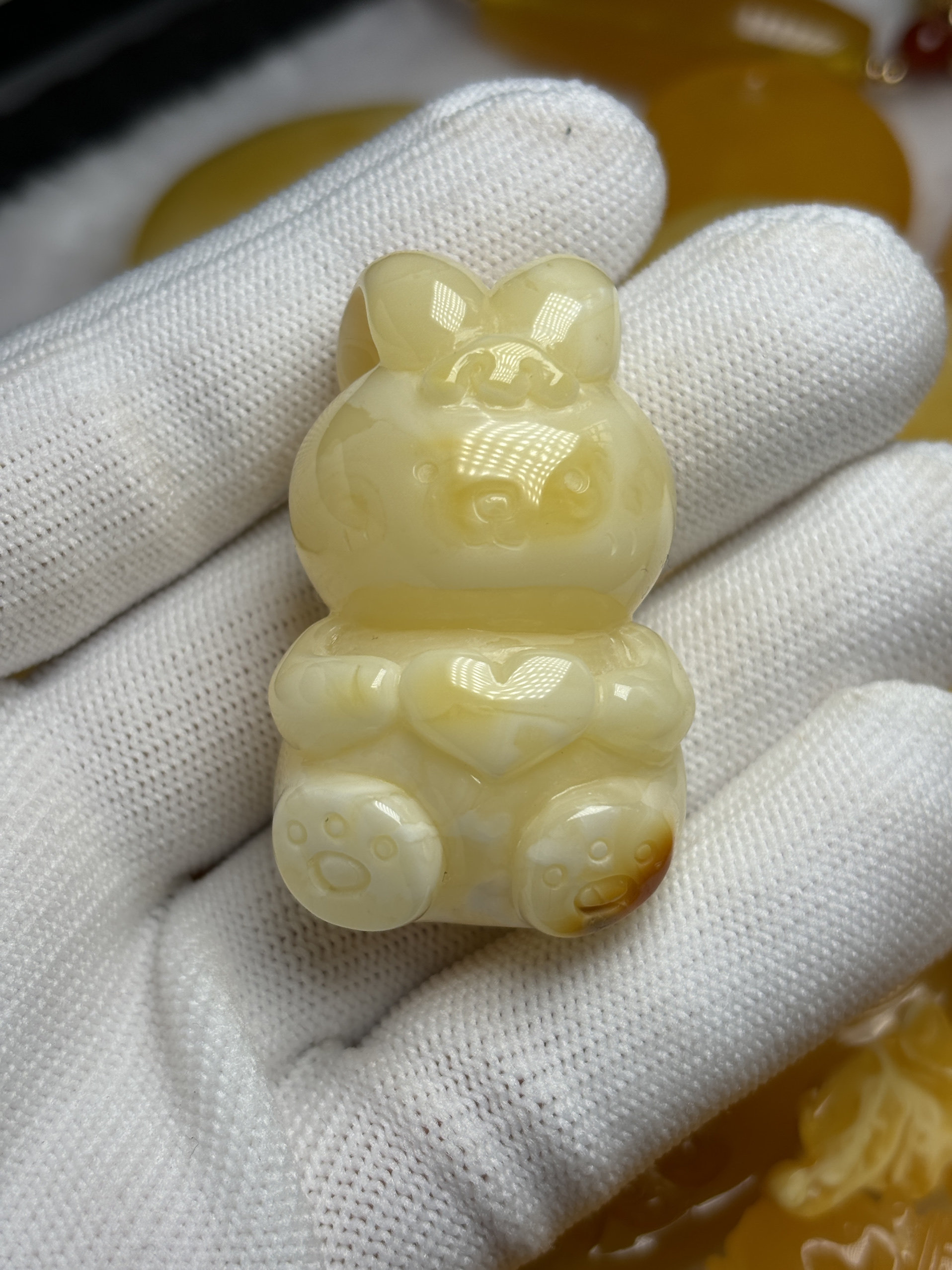 琥珀蜜蜡吊坠乌料白蜡雕刻件小白兔可爱蜡质浓郁饱满全品无瑕疵