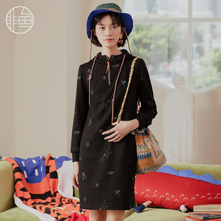 非鱼女秋冬装 针织呢料羊毛刺绣连衣裙连帽休闲裙子 新款