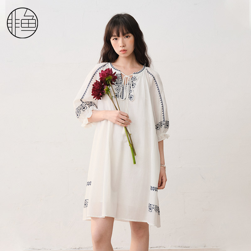非鱼2025新款新中式气质棉麻刺绣连衣裙女夏季宽松显瘦度假风裙子