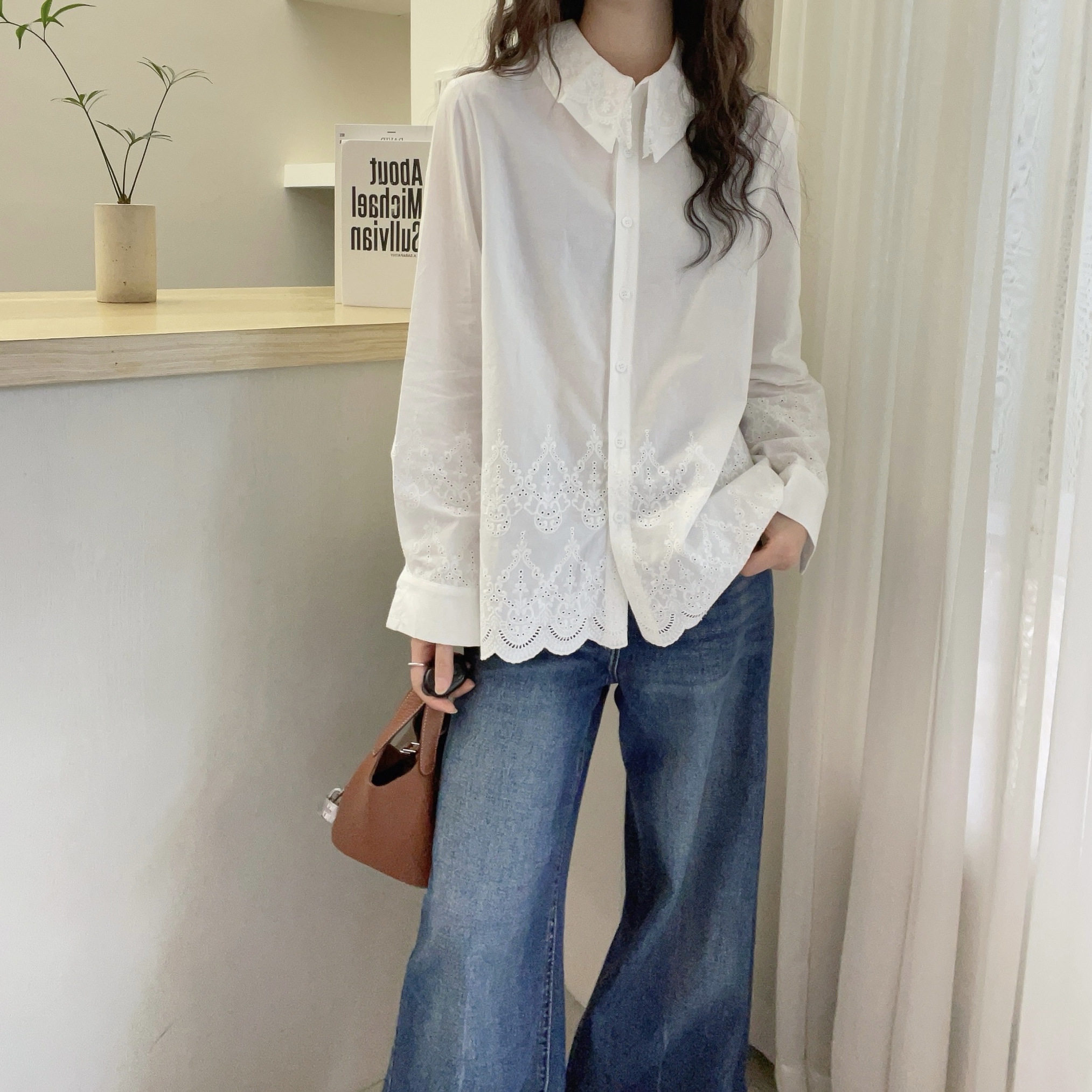 2026年早春极简风白色Polo领蕾丝刺绣衬衫女长袖气质设计感上衣女