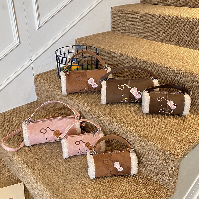 磨砂圆桶水桶斜跨枕头包羊羔女包