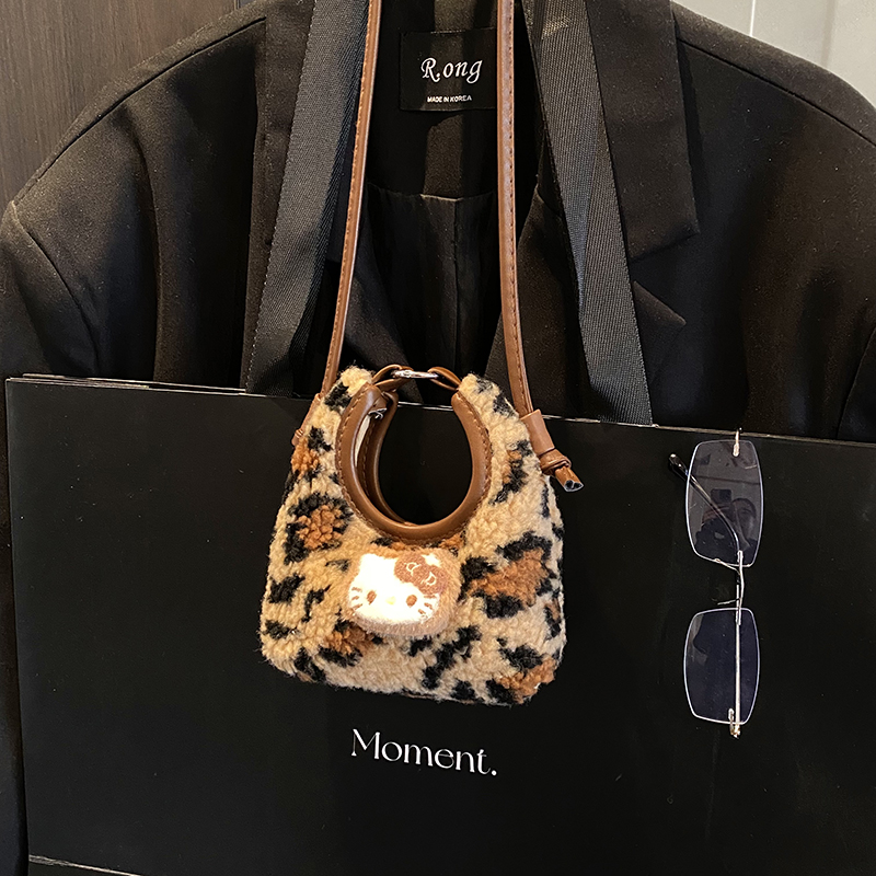 羊羔毛豹纹猫咪斜跨手拎迷你零钱配饰小包可爱宝宝出游单肩包小童