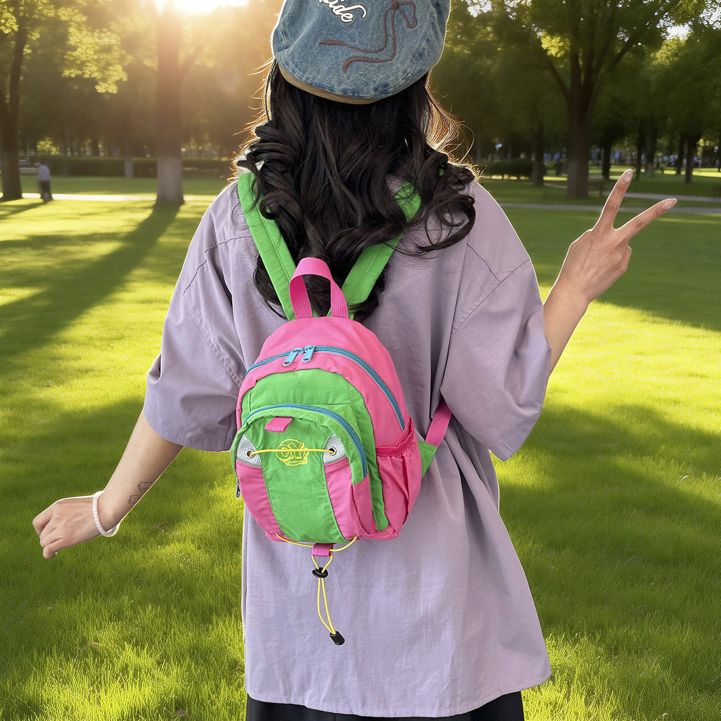 多巴胺撞色儿童双肩包轻便迷你出游小书包幼儿园宝宝户外休闲背包