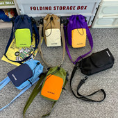 潮酷抽绳小包包男女童帅气斜跨包拼色户外手机潮包洋气男孩出游包