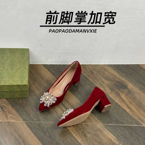 大码女鞋41到43前脚掌加宽尖头显脚小44伴娘鞋扣饰细跟粗跟新娘