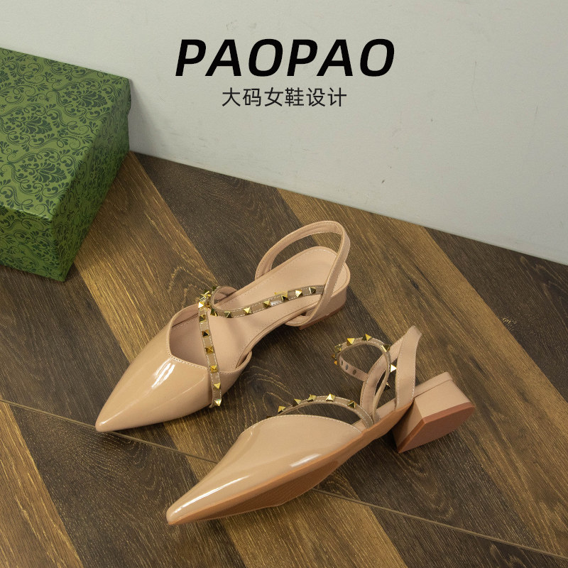 大码女鞋41到42宽脚胖裸色包头凉鞋夏季新款外穿铆钉后空配裙子