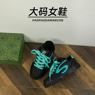 大码女鞋41到43宽脚胖休闲小白鞋板鞋厚底系带加绒运动鞋学院风冬