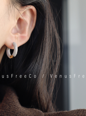 VenusFreeCo 法式滴油 2色低饱和灰色棕色18k镀金中小号耳圈耳环