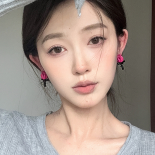 气质显白玫红色花朵耳环独特小众设计感气球玫瑰耳钉可爱花花耳饰