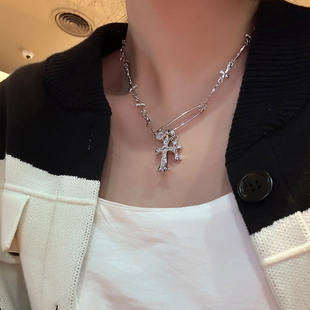 十字架别针项链新款甜酷风镶钻颈链小众设计轻奢闪钻锁骨链毛衣链