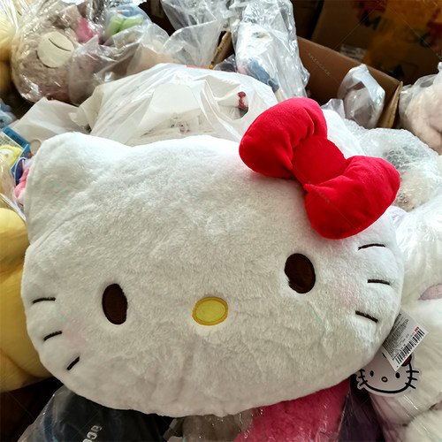 MINISO名创优品三丽鸥家族草莓系列凯蒂猫头型靠枕沙发午睡抱枕