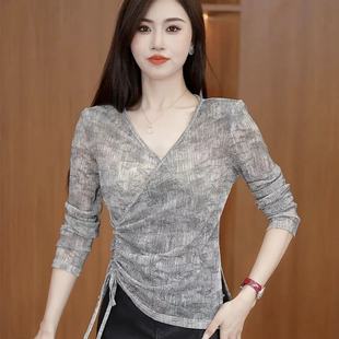 短款 时尚 抽绳设计感上衣潮 T恤女士秋季 百搭洋气不规则扎染v长袖