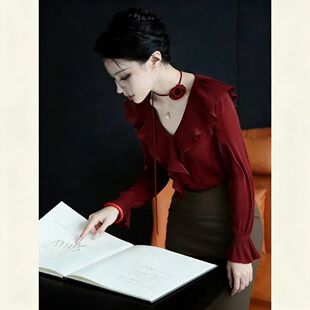 早春复古红色荷叶边v领立体花朵衬衫女修身显瘦绝美喇叭长袖上衣