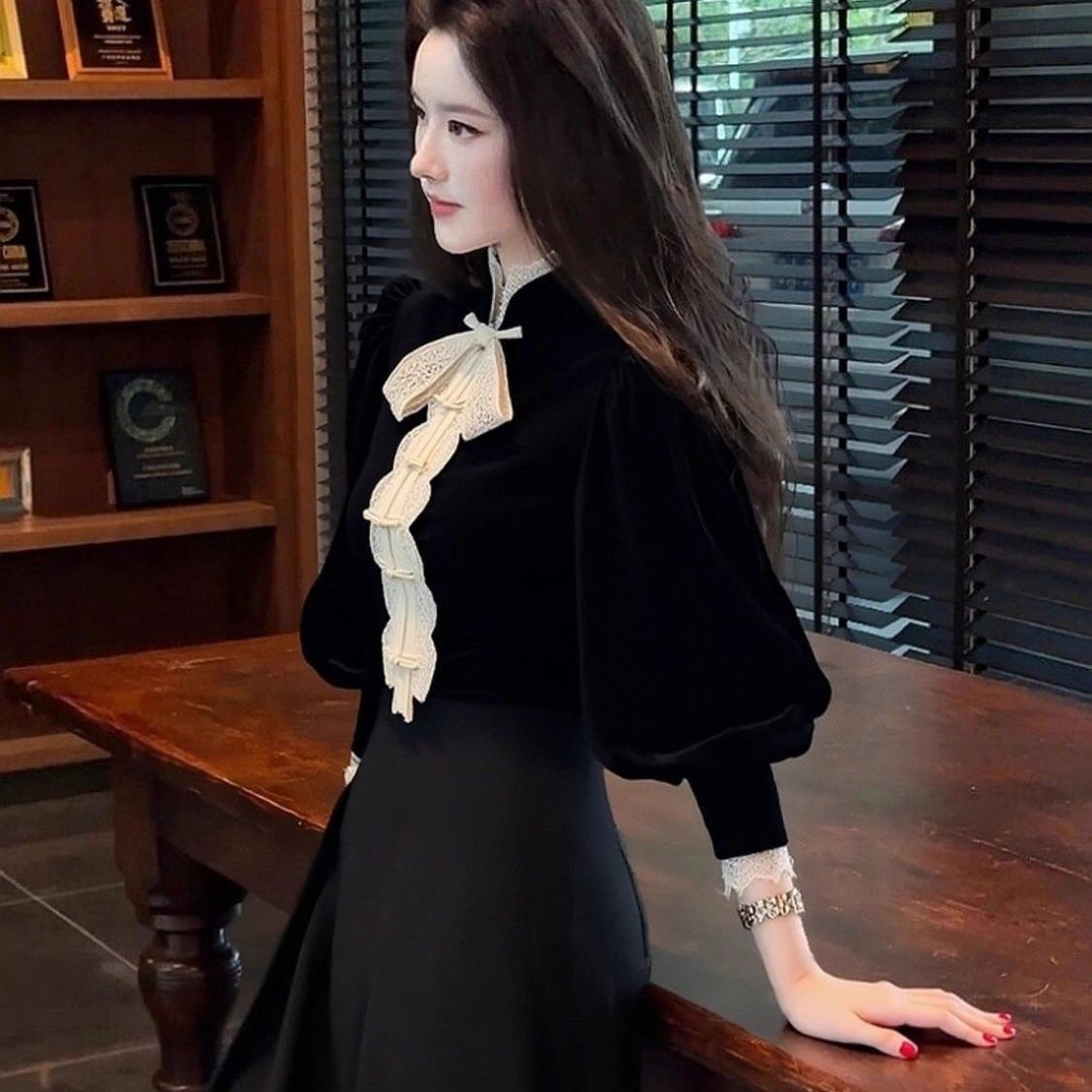 秋冬独特复古盘扣丝绒打底衫女辣妹蕾丝拼接修身长袖立领衬衫上衣