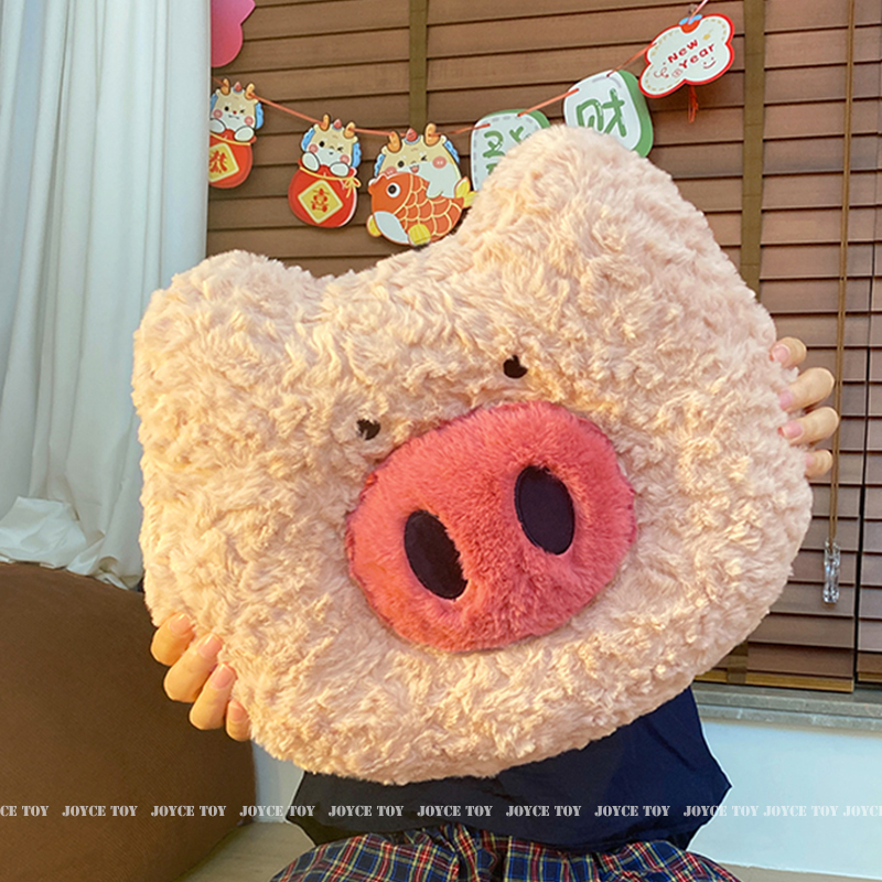 可爱猪猪抱枕女生睡觉凉席沙发腰靠靠枕软乎乎镂空午睡枕学生教室