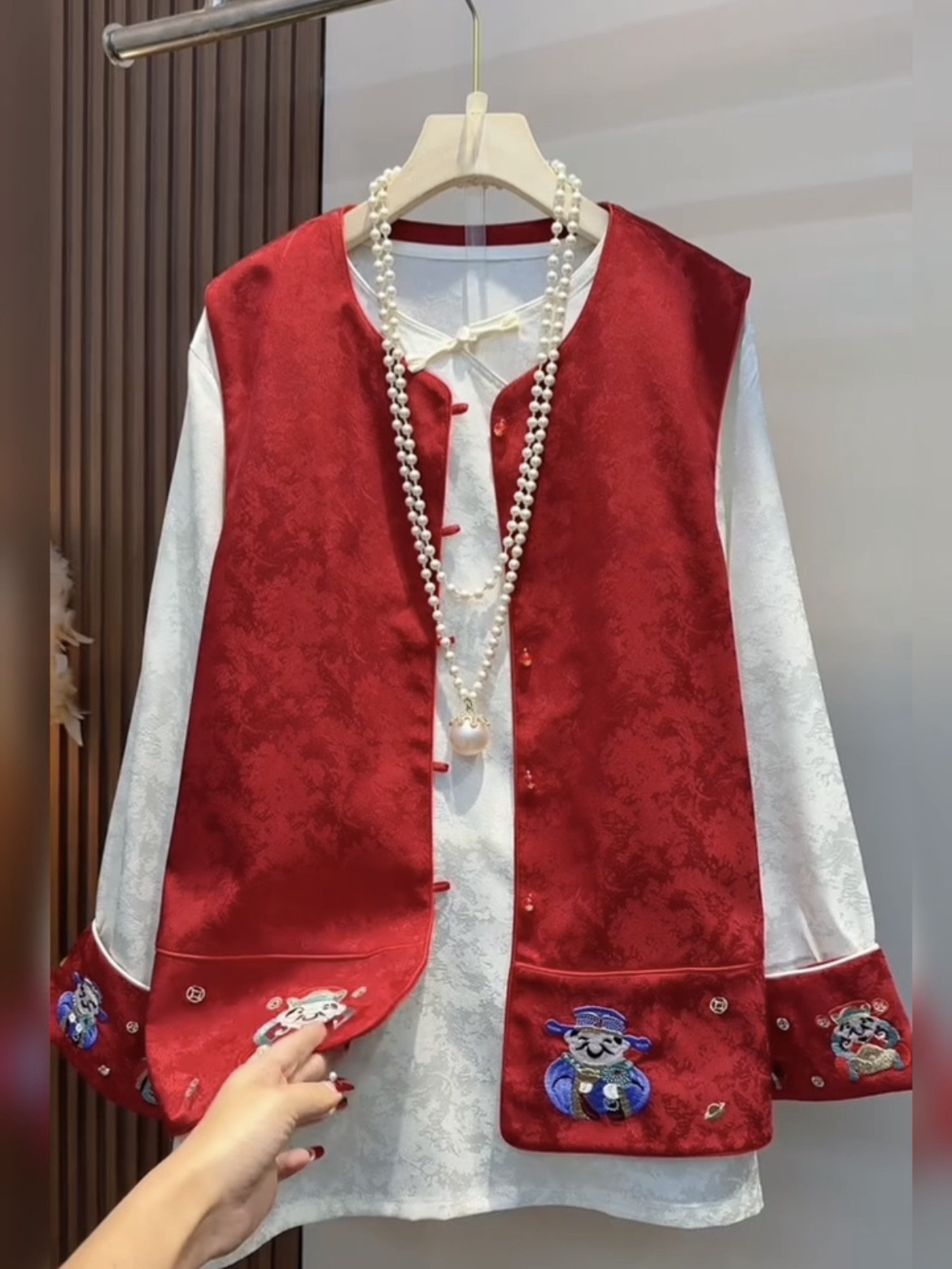 秋冬大码新中式刺绣国风盘扣马甲大红色显瘦减龄内搭外穿小众上衣
