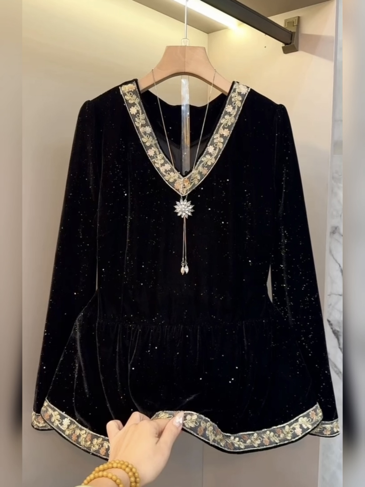 秋冬大码重工刺绣边长袖丝绒上衣女宽松显瘦洋气减龄遮肉打底衫潮