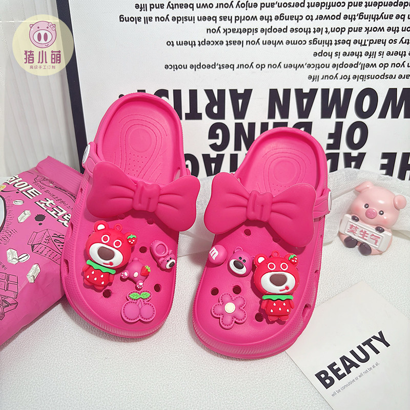 超好看的女童女生玫红色洞洞鞋夏天软皮平底拖鞋防滑时尚2025新款
