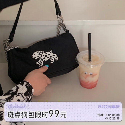 不吞让人爱不释手的黑色挎包