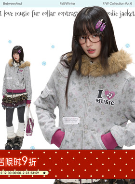 BETWEENAND「庆幸人类拥有音乐」冬季毛领满印短款加绒卫衣外套女