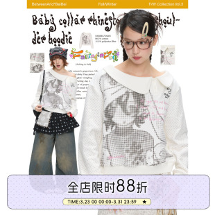 BETWEENAND 白色娃娃领烫钻斜肩甜美卫衣女亚萌涂鸦印花薄绒上衣