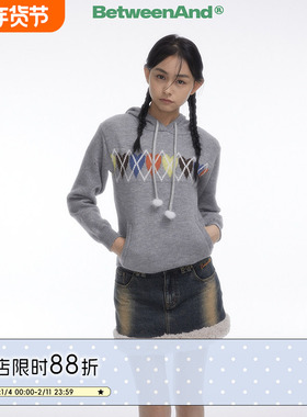 BETWEENAND 秋季软糯灰色运动休闲连帽毛衣爱心菱格针织上衣女