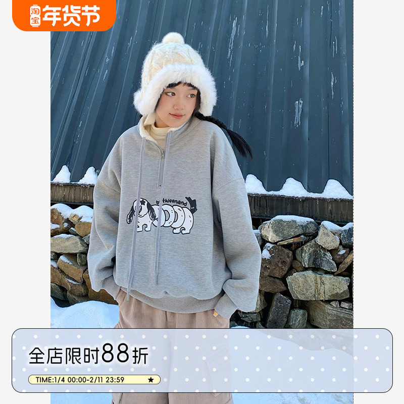 BETWEENAND 秋冬原创灰色弹簧小狗卫衣领口半拉链贝乐绒加厚上衣