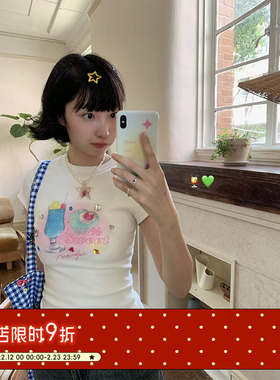 BETWEENAND 海盐汽水彩钻短款白色短袖上衣夏季元气晕染印花T恤女