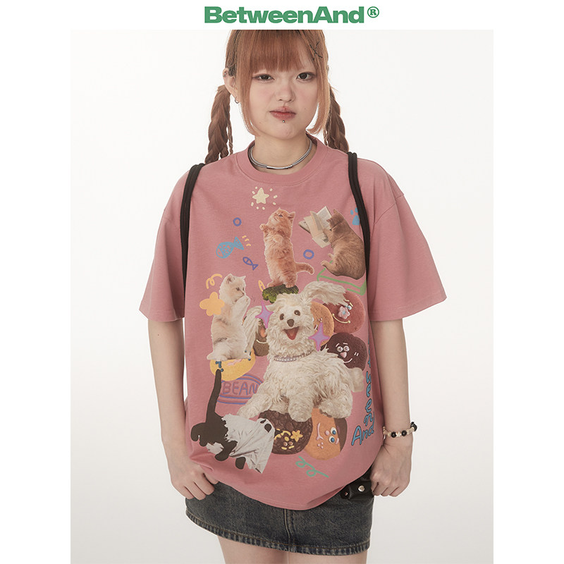 BETWEENAND 夏日多巴胺原创热闹猫狗印花短袖T恤女创意圆领上衣女