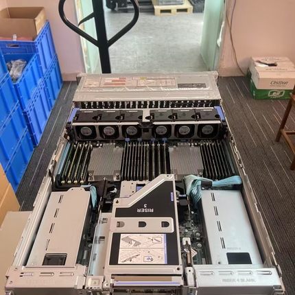 戴尔r7525支持24盘nvme单电源成色新有7773咨询维修