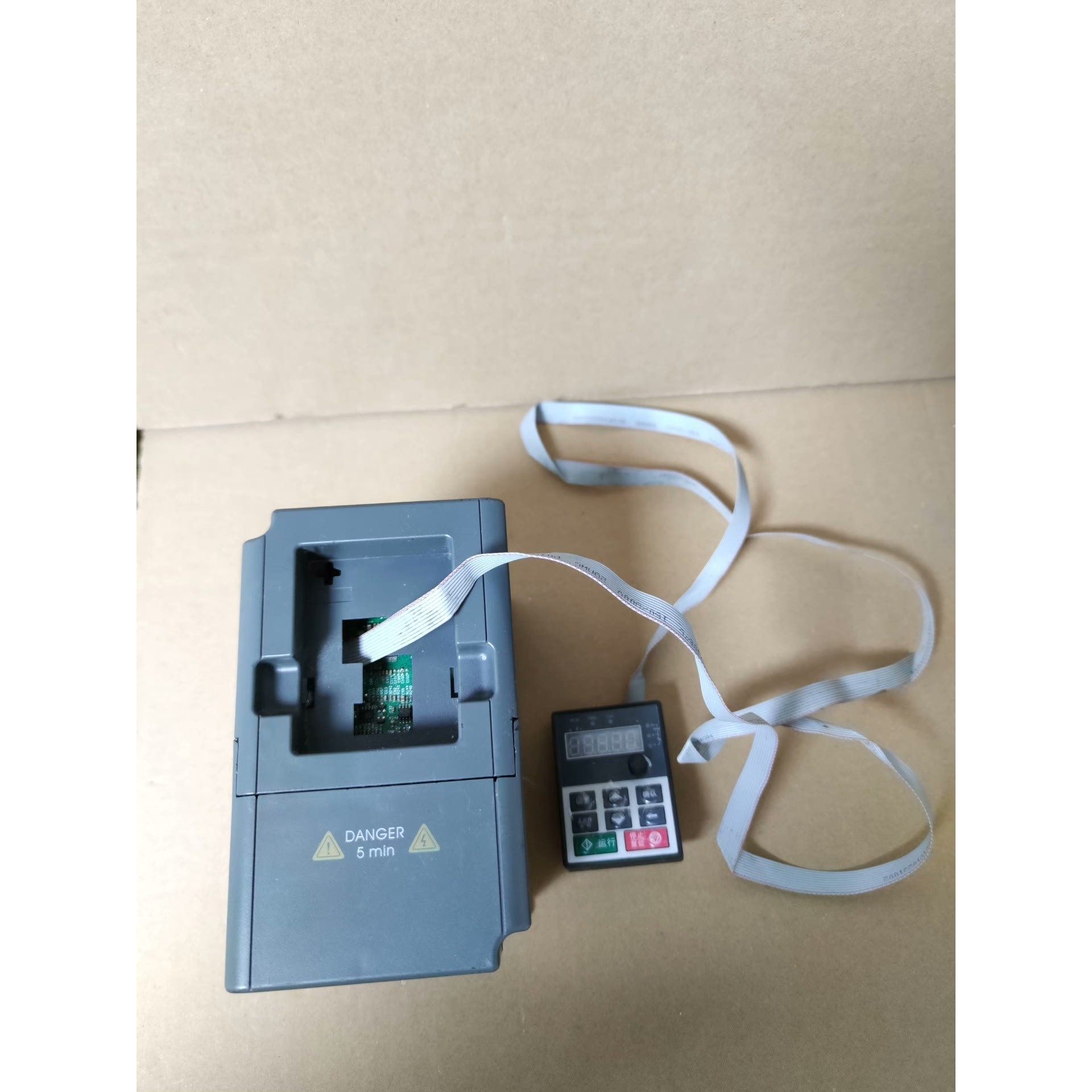 1.5KW变频器型号HR1001R5G4380V咨询维修