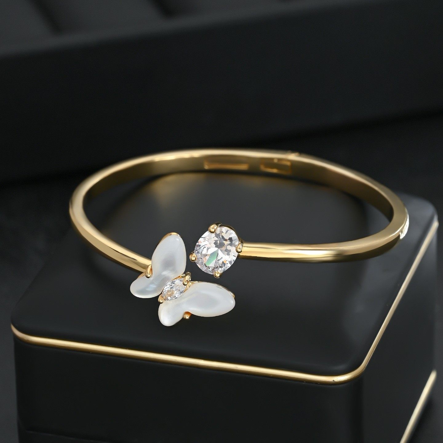 新款微镶锆石轻奢女高级感天然贝壳蝴蝶手镯网红风手环装饰品礼物