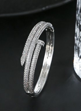 新款女小众轻奢高级感钉子手镯精致网红时尚潮人个性手环手链饰品