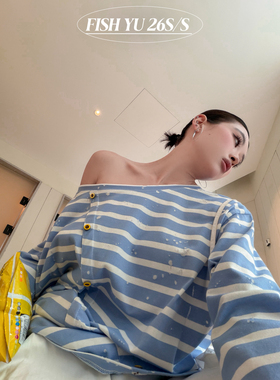 FISH YU -韩版设计感烧花条纹撞色木胶扣斜肩薄料长袖T恤626096