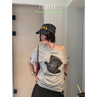 FISH YU -韩系小众倒立悬浮T恤字母印花慵懒风斜肩短袖T恤26167