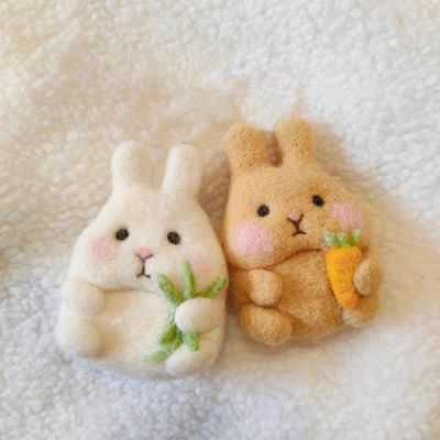 戳戳乐小白兔抱青草萝卜